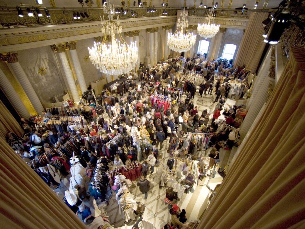 besucher-der-staatsoper-unter-den-linden-stroemen-im-apollo-saal-des-opernhauses-1067x800.jpg