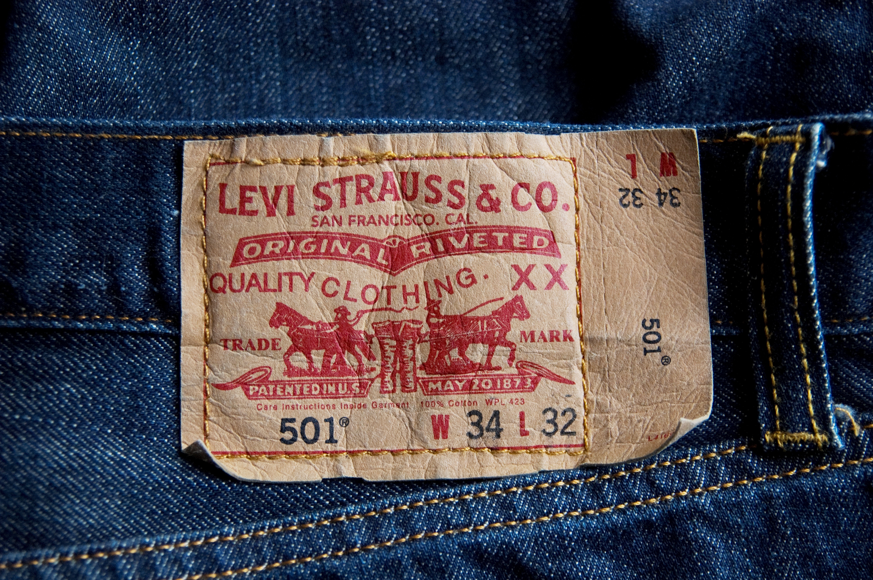 levis-logo.jpg