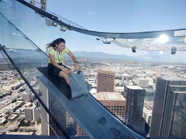 Skyslide Los Angeles- Üvegcsúszda 300 méter magasan