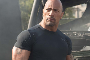 Dwayne Johnson folyton vesz valakinek valamit