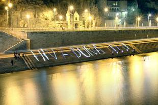 Fényfestéssel üzentek a budapestiek