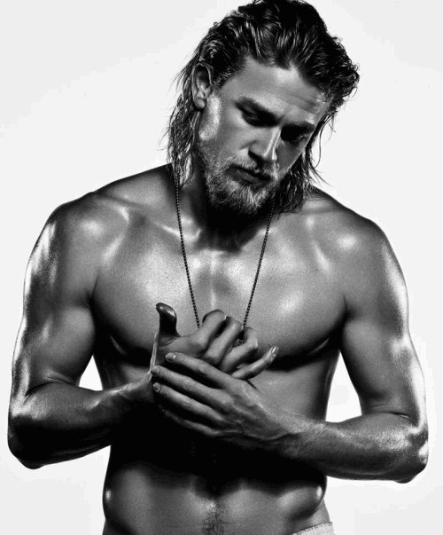 Charlie-charlie-hunnam-20098511-500-603.jpg