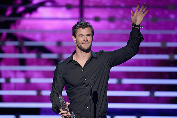 chris-hemsworth-peoples-choice-awards-2016-cropped.jpg