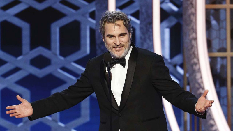 joaquin_phoenix_golden_globe_fit_800x10000.jpg