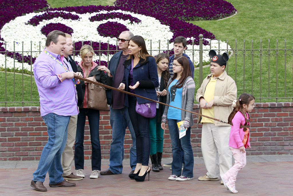 Modern-Family-Disneyland-Season-3-Episode-22-5.jpg