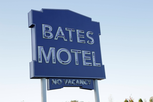 02-the-bates-motel-sign.jpg