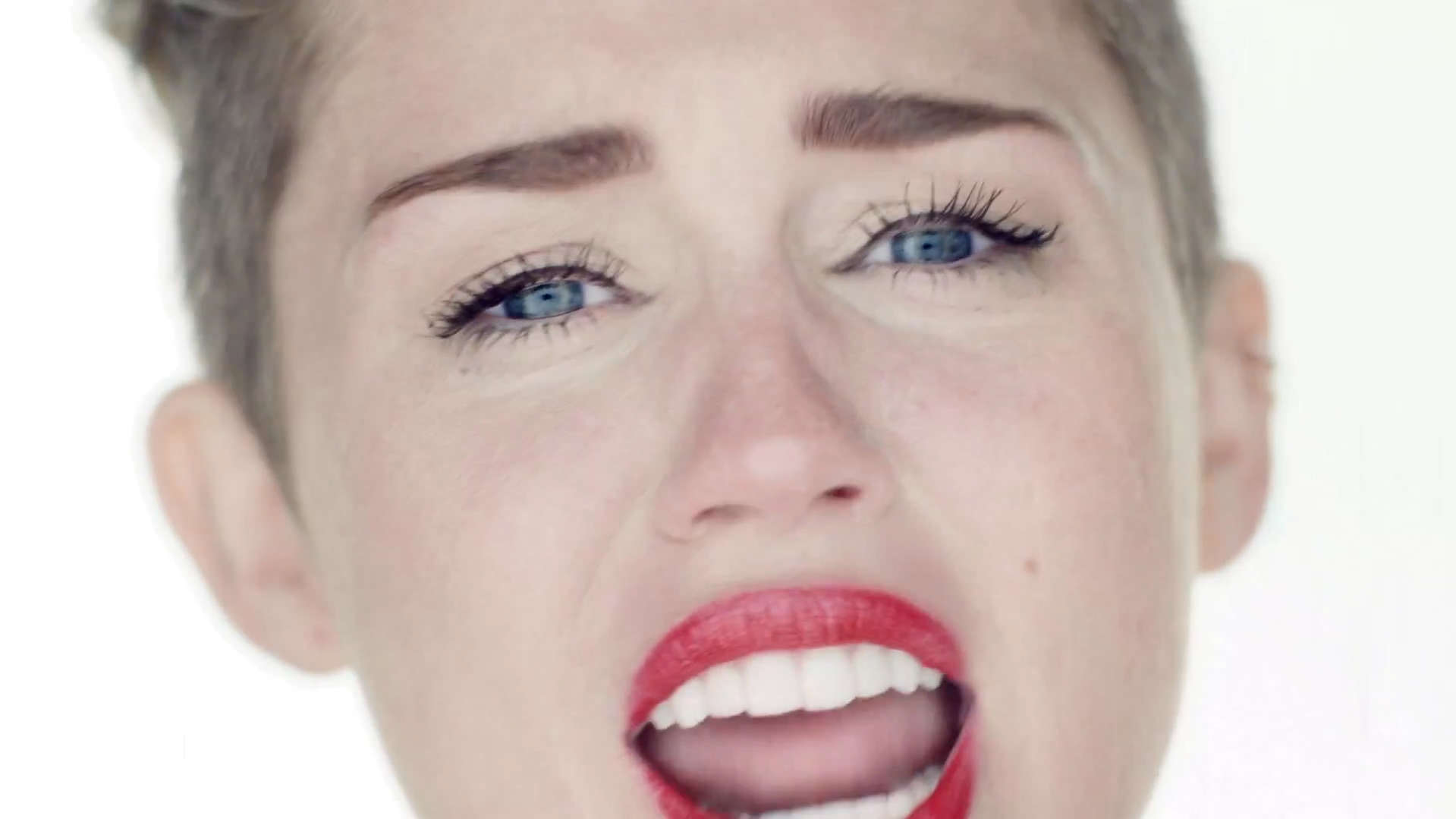 Miley-Cyrus-Wrecking-Ball-Video-Stills-18.jpg