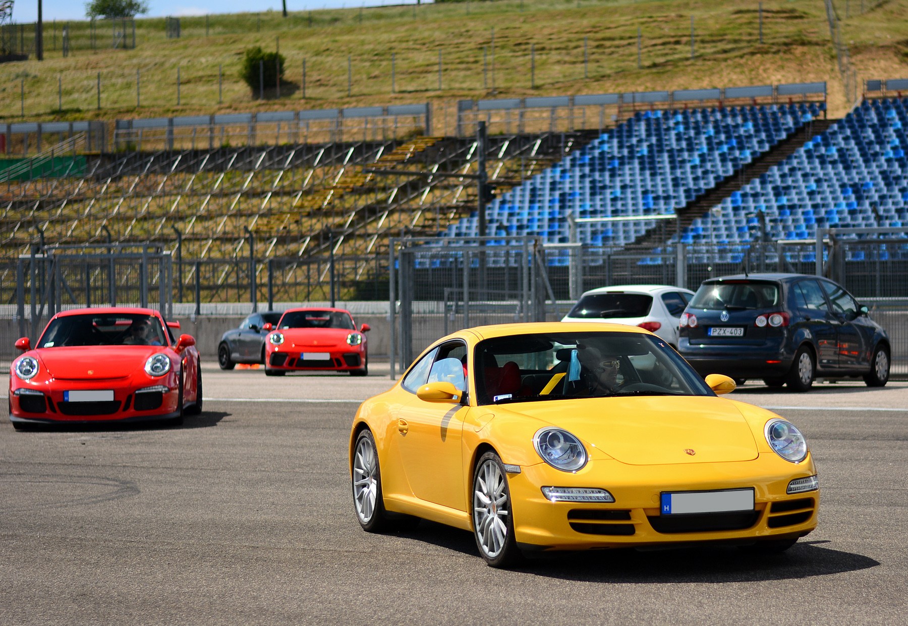 Ujra Porschek A Hungaroring Aszfaltjan 1 Nyilt Nap Korlatozasok Lazitasa Ota Porsche Parking Only