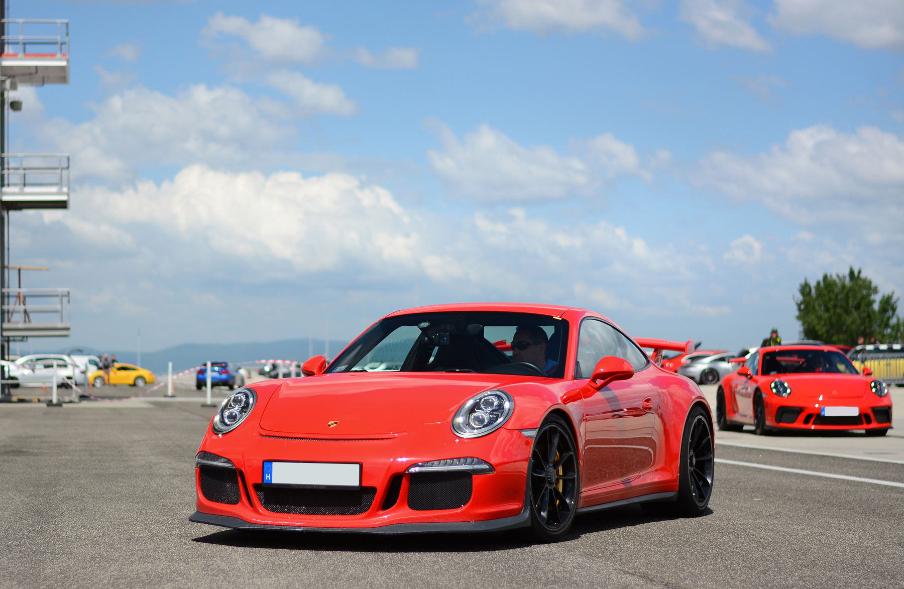 Ujra Porschek A Hungaroring Aszfaltjan 1 Nyilt Nap Korlatozasok Lazitasa Ota Porsche Parking Only