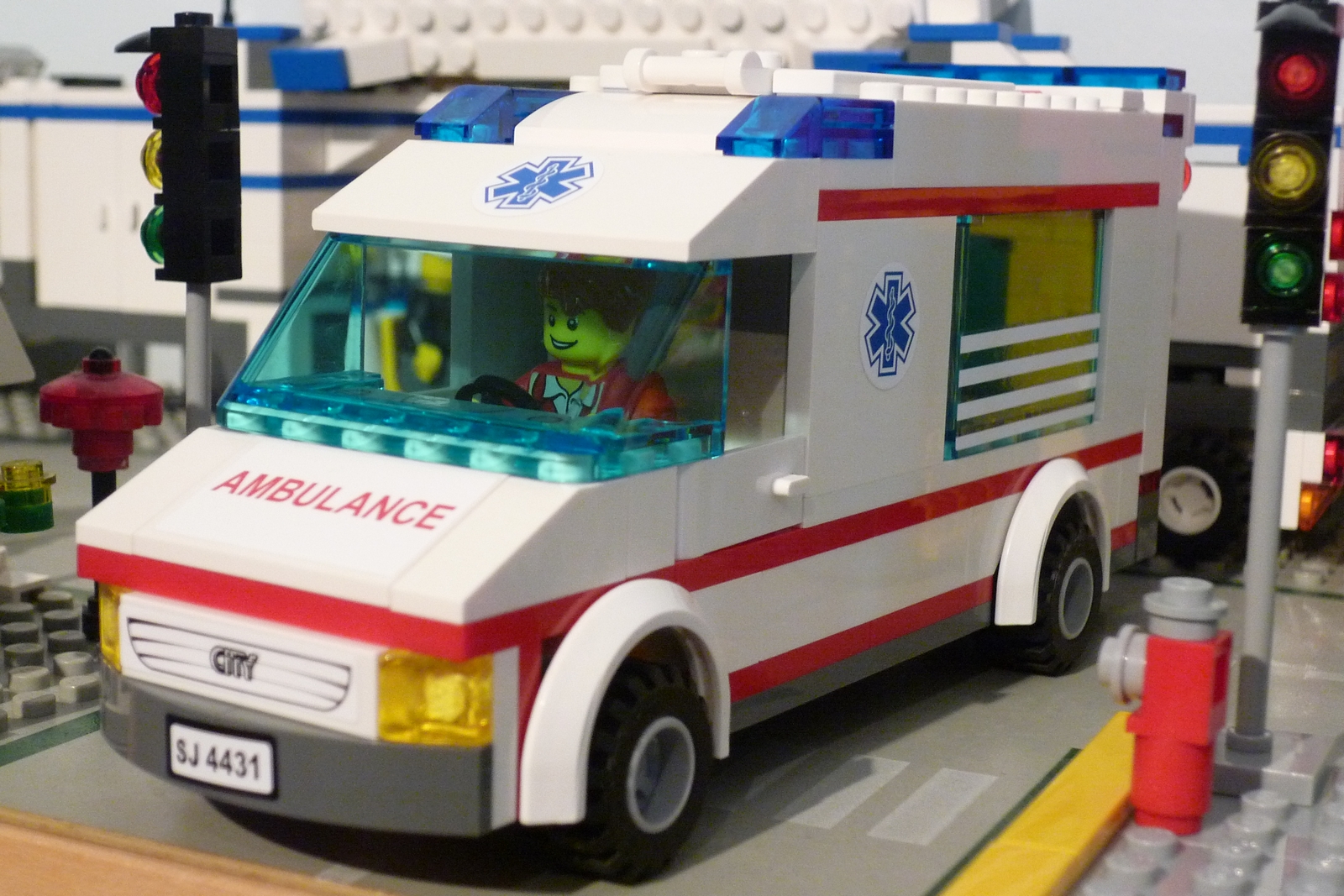 lego-city-4431-ambulance-ibrickcity-22.jpg