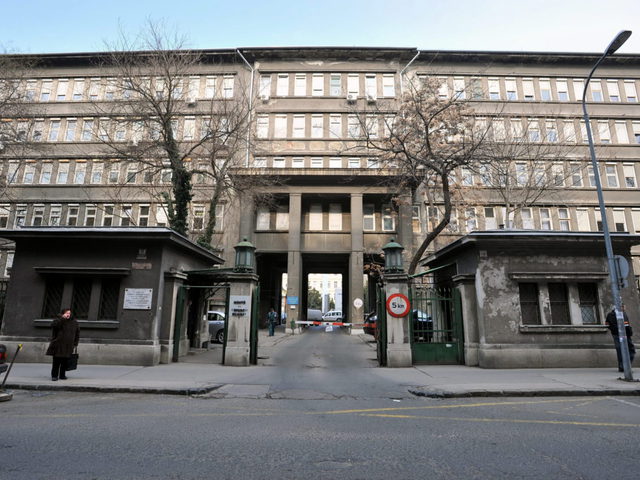 Egymást fürdetik a betegek a Péterfyben