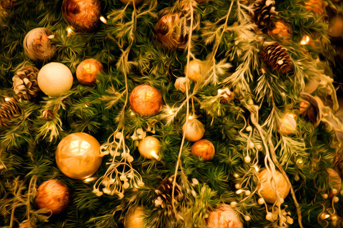 3446066-693139-beautiful-christmas-tree-with-lots-of-balls.jpg