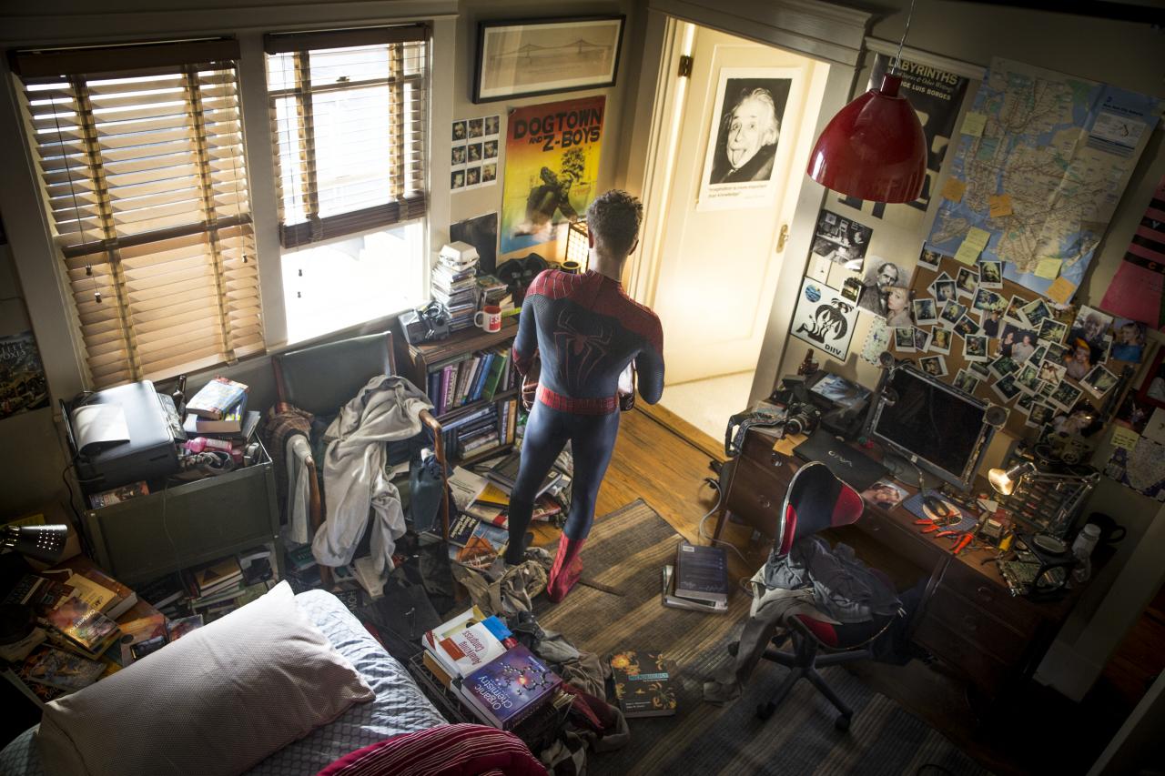 The-Amazing-Spider-Man-2-Peter-Parker-in-his-bedroom.jpg