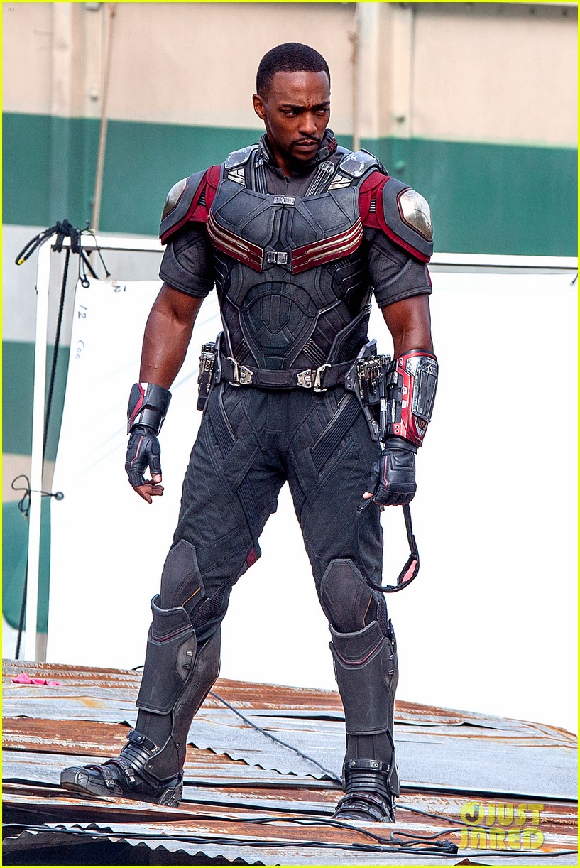 chris-evans-anthony-mackie-get-to-action-captain-america-civil-war-16.jpg