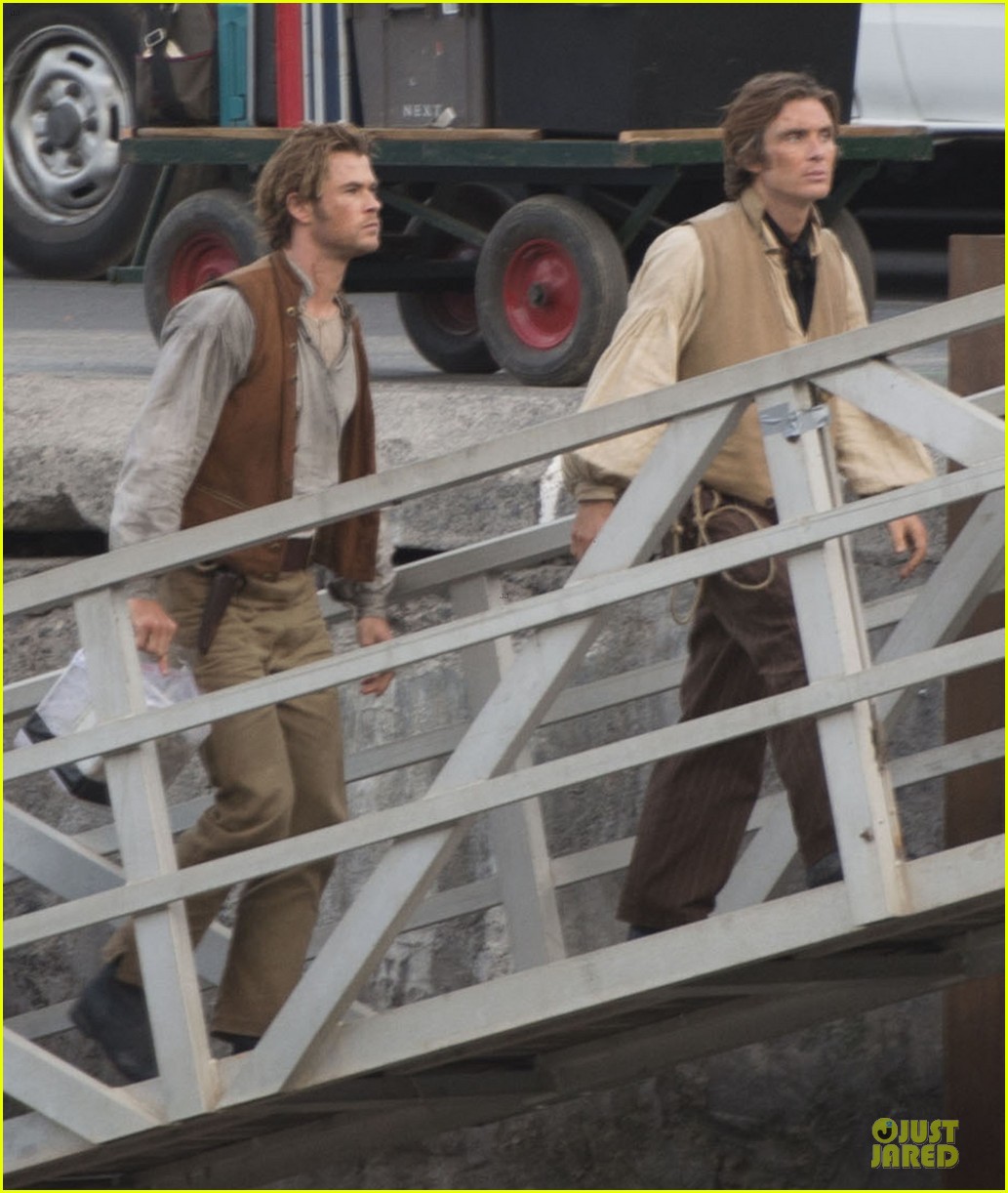 chris-hemsworth-heart-of-the-sea-set-with-cillian-murphy-01.jpg