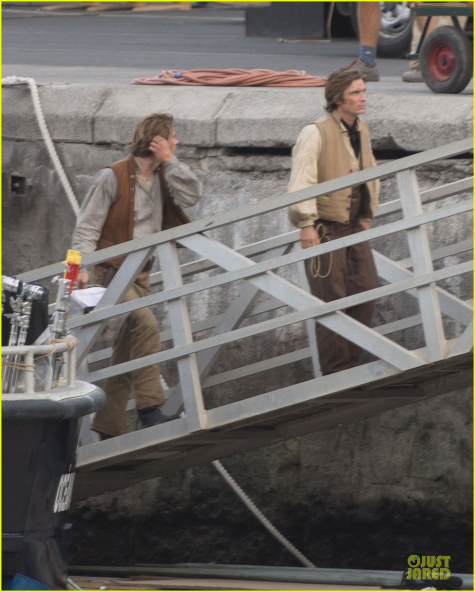 chris-hemsworth-heart-of-the-sea-set-with-cillian-murphy-06.jpg