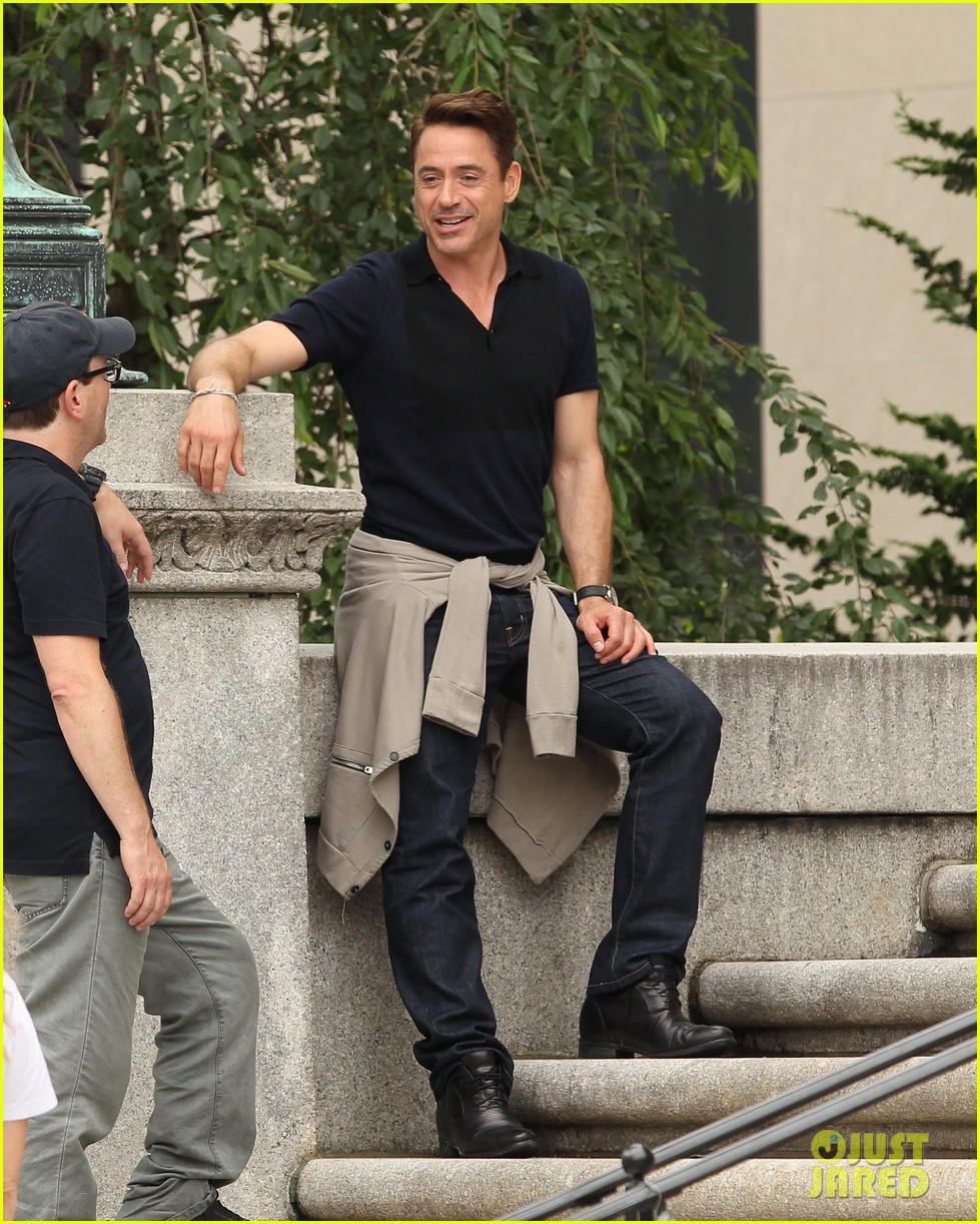 robert-downey-jr-melissa-leo-laugh-together-on-set-01.jpg