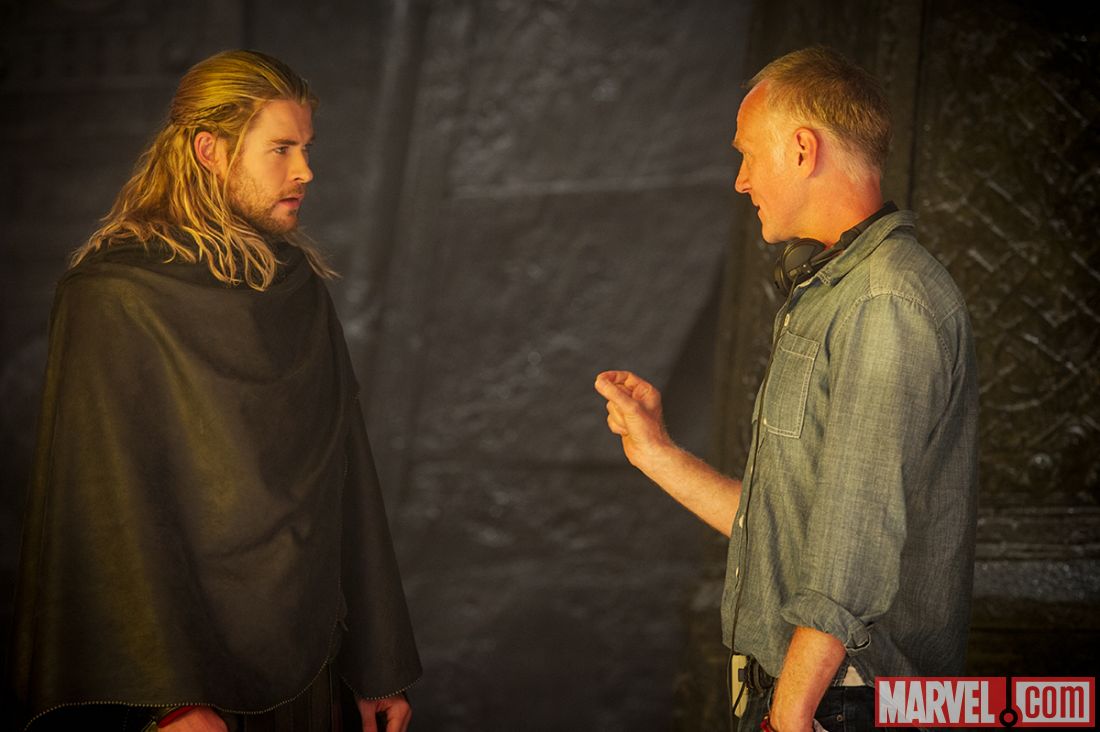 thor-dark-world-chris-hemsworth-alan-taylor-set-photo.jpg