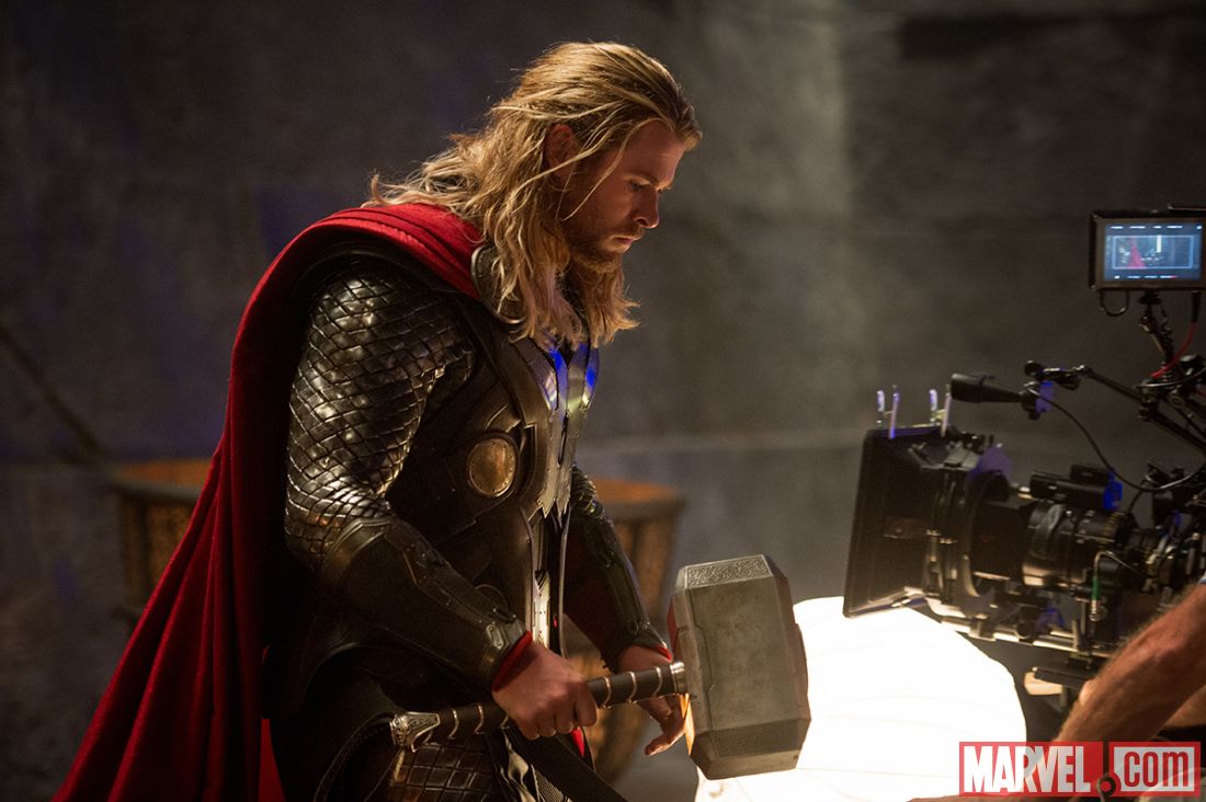 thor-dark-world-chris-hemsworth-set-photo.jpg