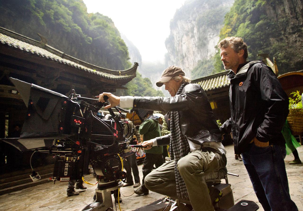 transformers-4-age-of-extinction-michael-bay-set-photo.jpg