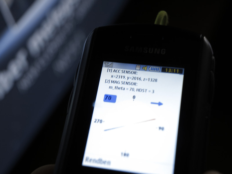 a lapostévé elektromágneses tere kitéríti az iránytűt