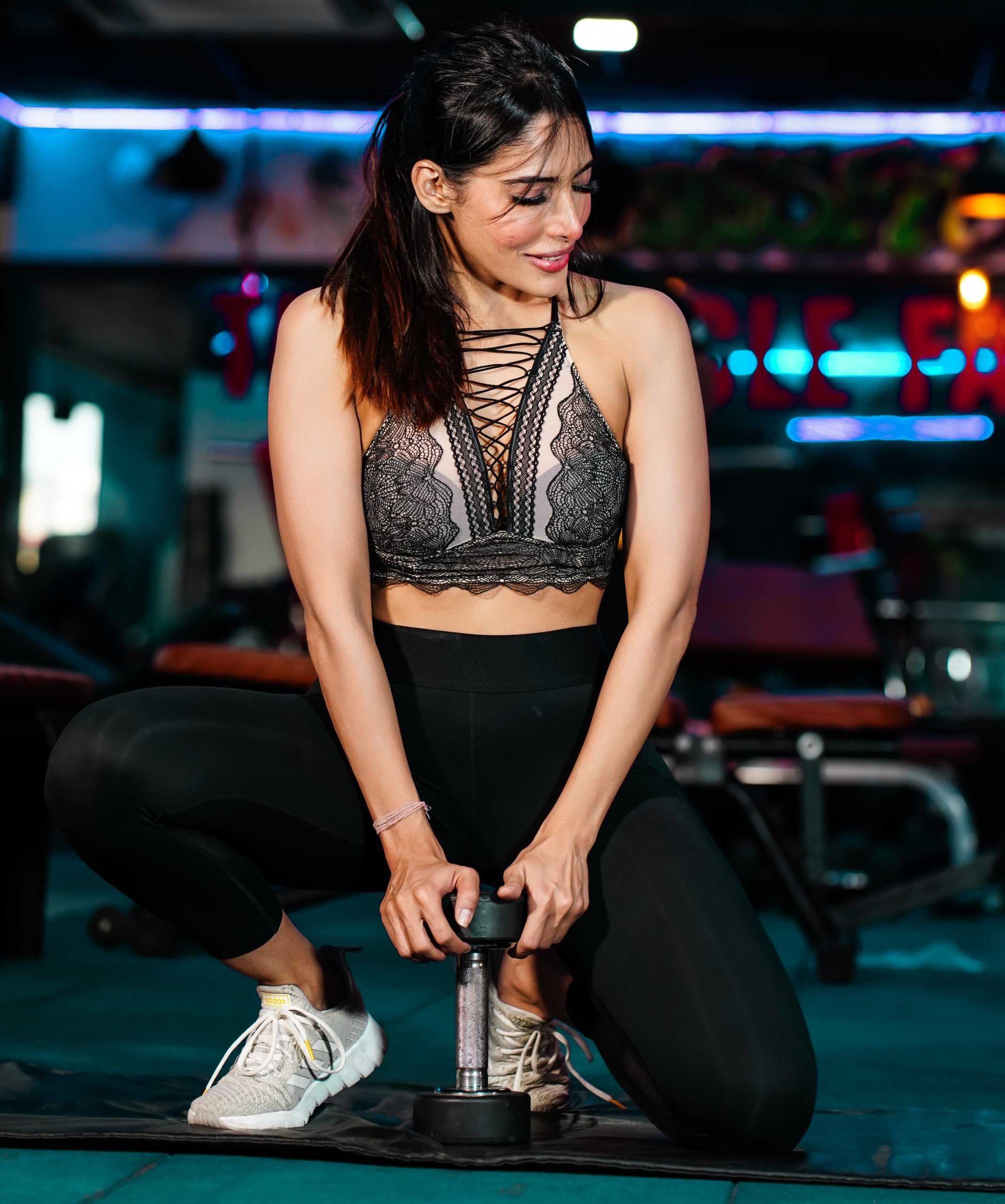 a-fit-girl-with-dumbbells-38058-pixahive.jpg