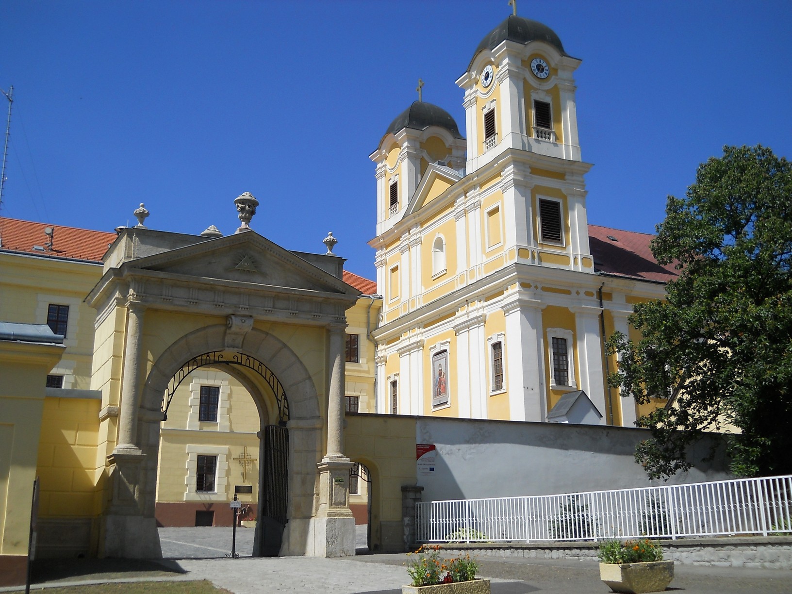 A pálosok Magyarok Nagyasszonya kegytemploma Márianosztrán. Az épület homlokzatán olvasható emléktábla szerint 1352-ben Nagy Lajos magyar király építtette a kolostorral együtt. 1526, Mohács után csak 1729-ben készült el a jelenlegi hajórész és a teljes berendezés. II. József feloszlató rendelete, 1786 után 1989-ben kezdődhetett újra a pálosok élete a templomban