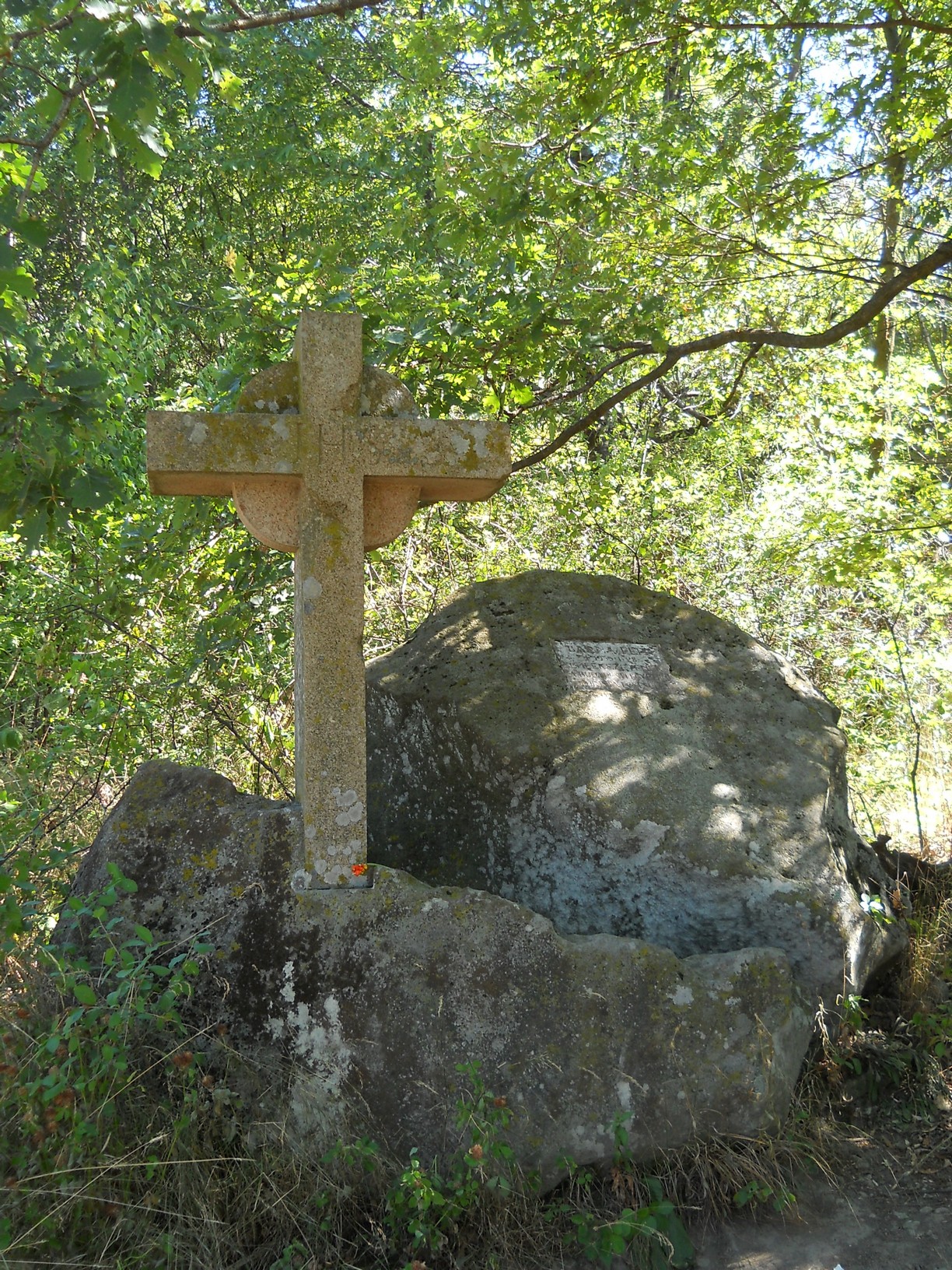 Rövid pihenő az Inóci-vágásban, félúton a Nagy-Hideg-hegy felé. Az 1935-ben tragikus síbalesetet szenvedett egyetemista, Barna Ferenc kőkeresztje