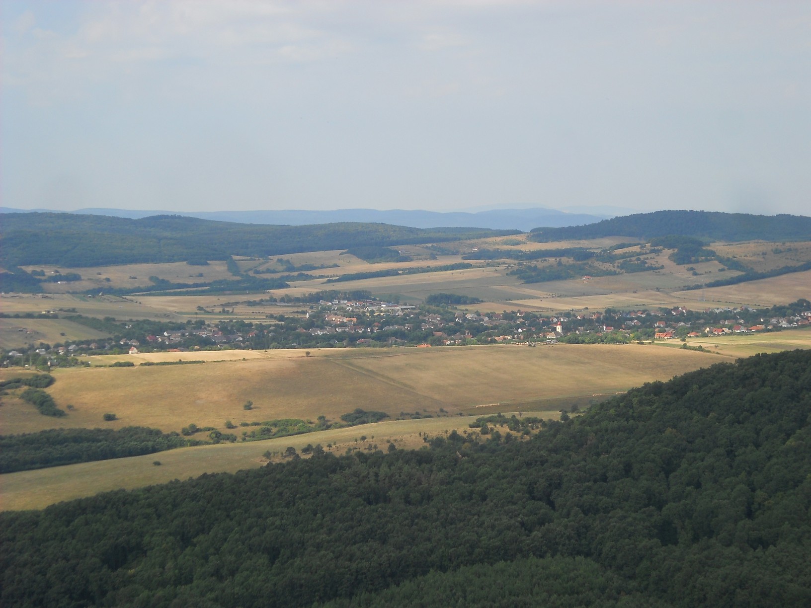 Kilátás a Nagy-Kő-hegy csúcsáról az úticélra, Szokolyára