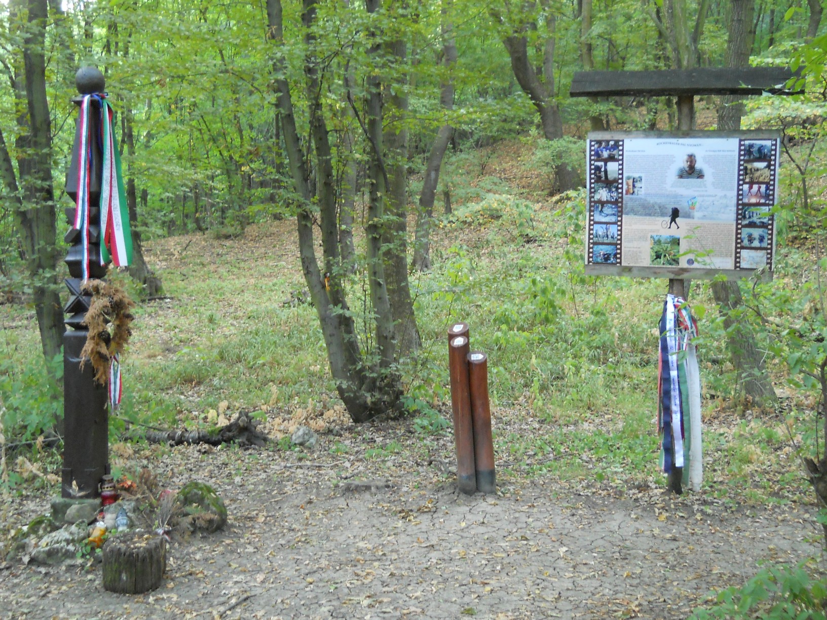 Kopjafa és emléktábla Rockenbauer Pál halálának helyszínén, a Naszály tövében