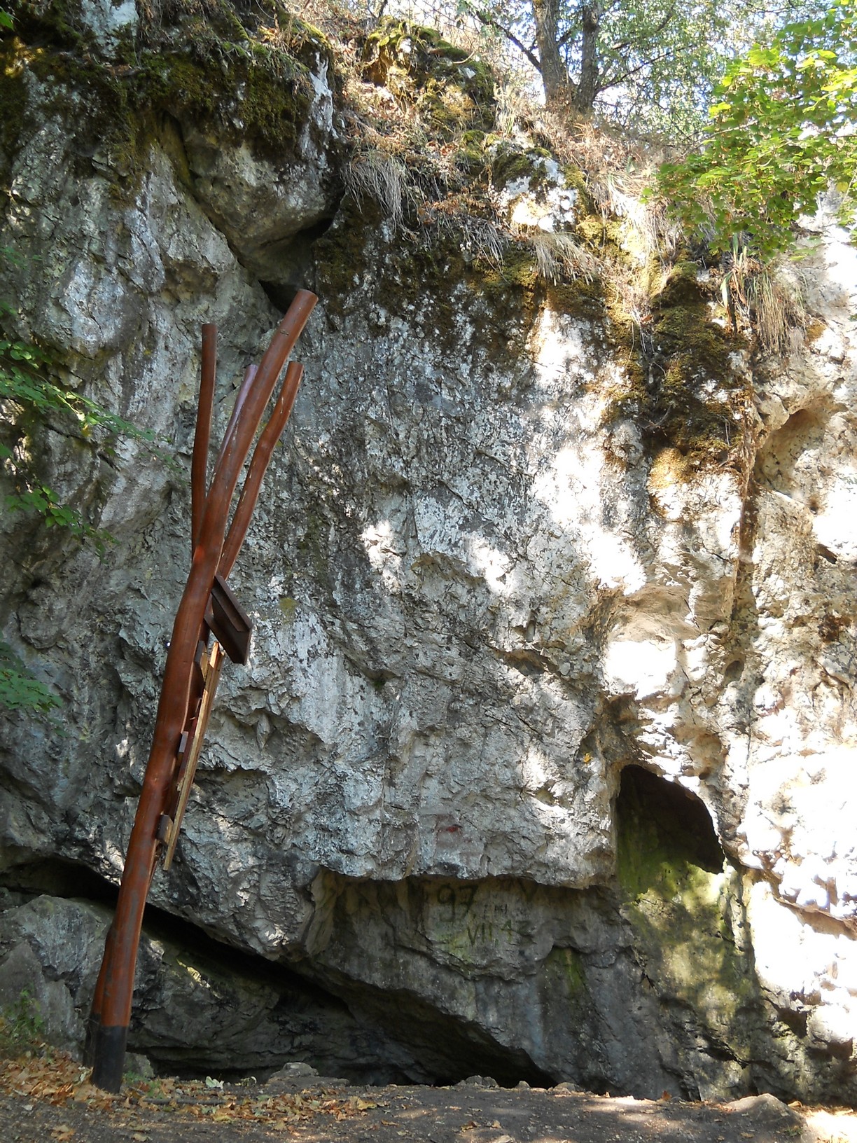A Násznép-barlang bejárata a Naszály északi oldalában