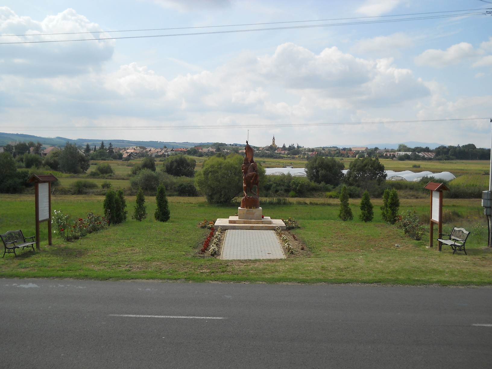 Rákóczi fejedelem lovas szobra a Romhány határában kialakított emlékhelyen