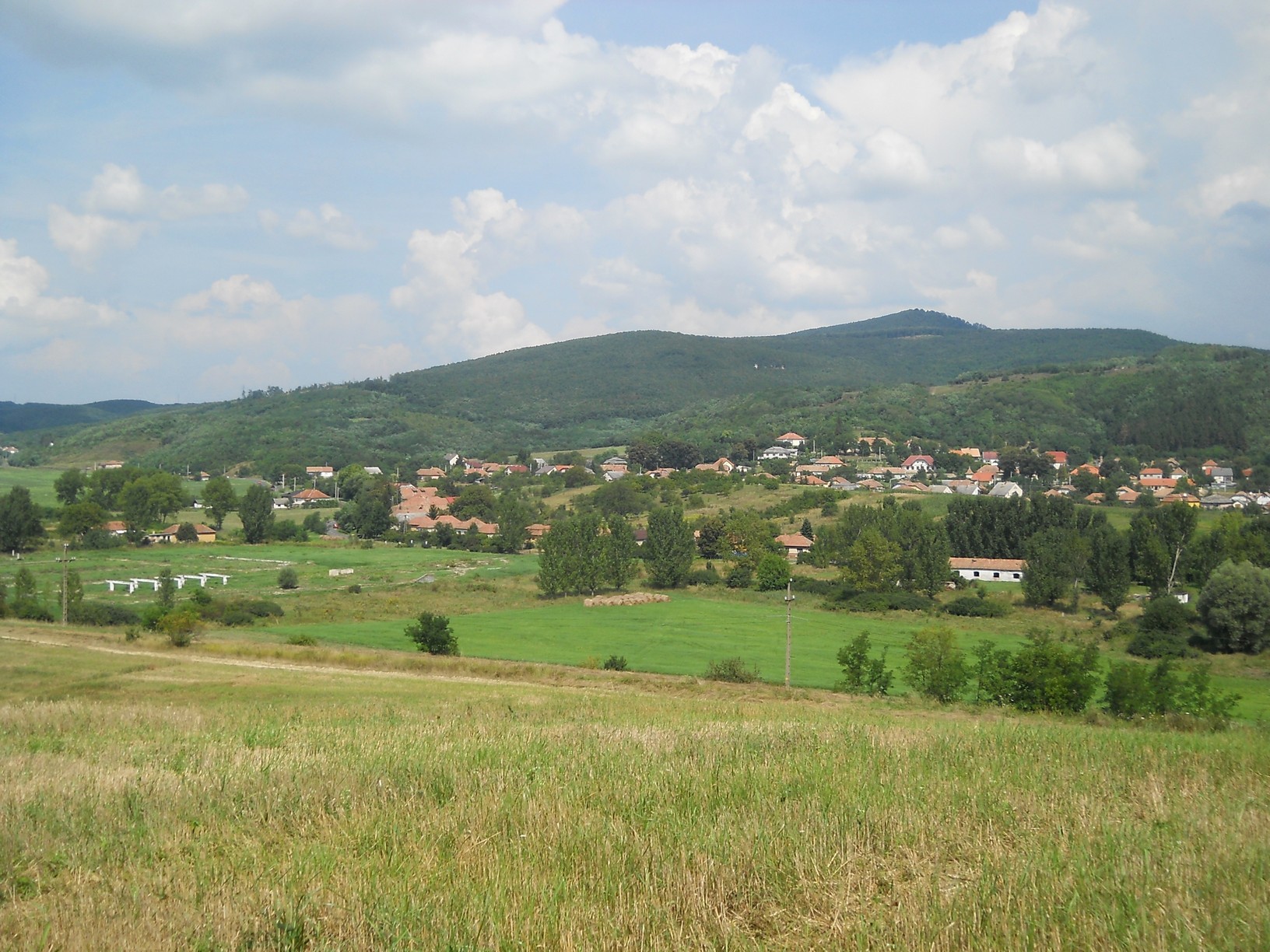 Kazár látképe a dombtetőről