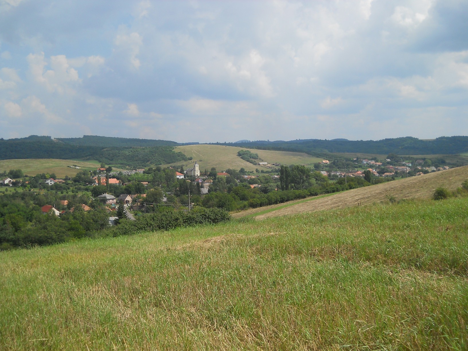 Kazár látképe a dombtetőről