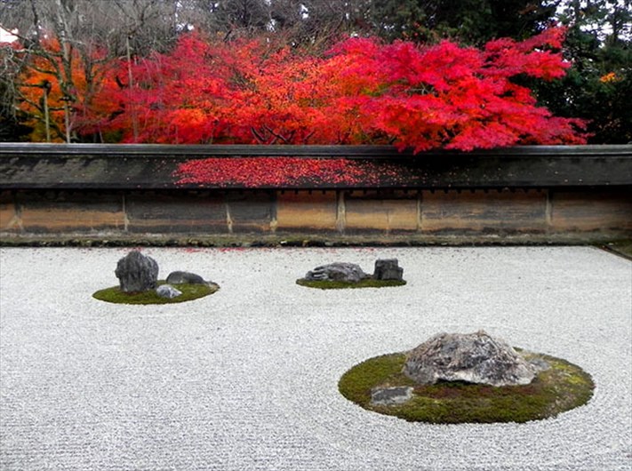 ryoanji-rock-garden-autumn-leaves.jpg