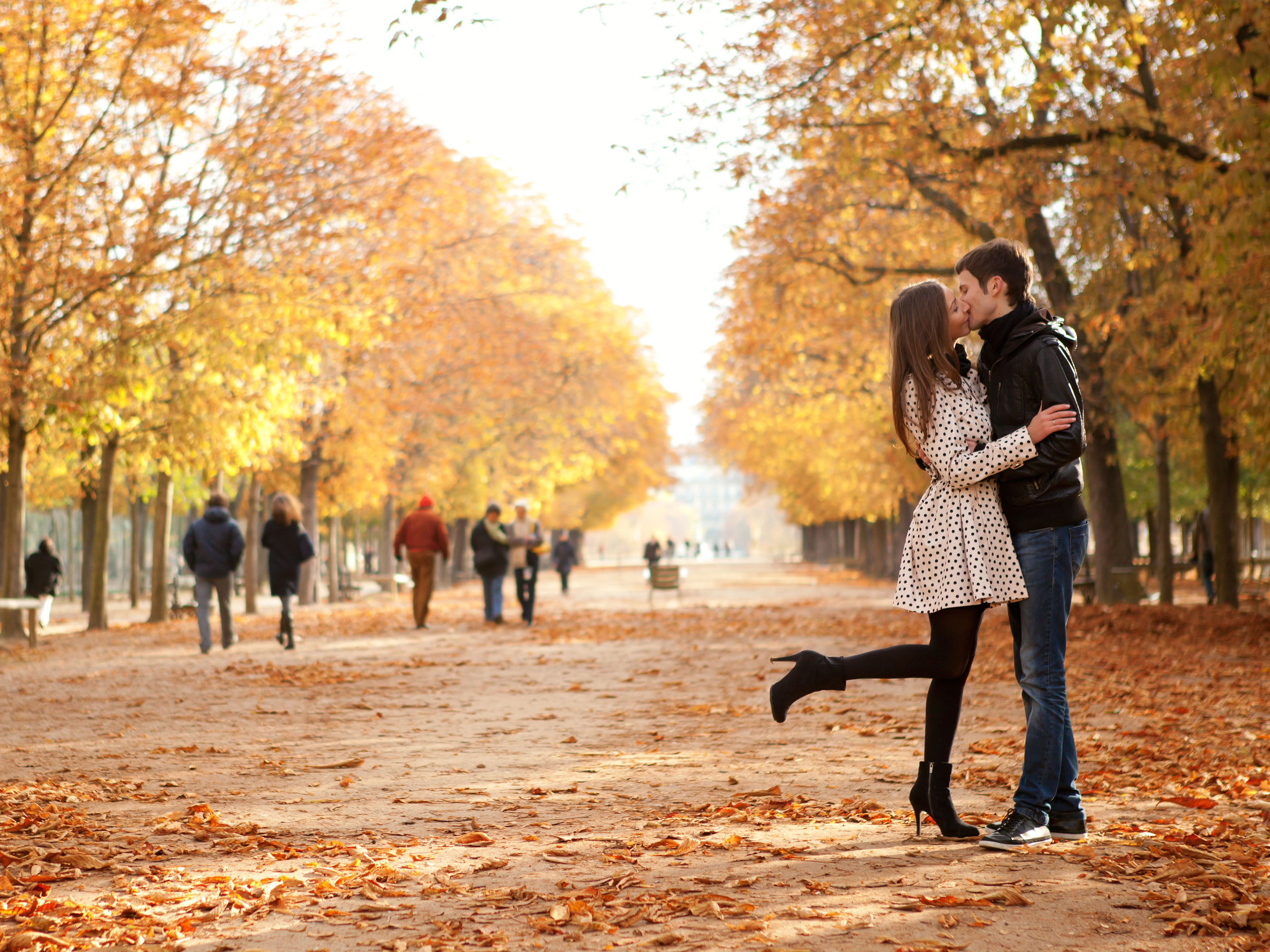 etreinte-couple-in-autumn-paris.jpg