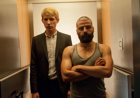 Domhnall Gleeson és Oscar Isaac az Ex Machina című filmben