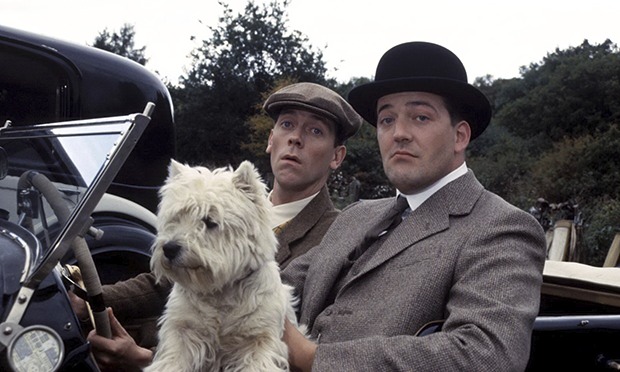 Jeeves (Stephen Fry), Wooster (Hugh Laurie) és McIntosh, a kutya.