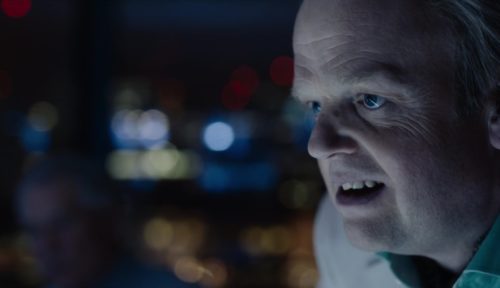 Toby Jones őrült és perzselő alakítást nyújt.