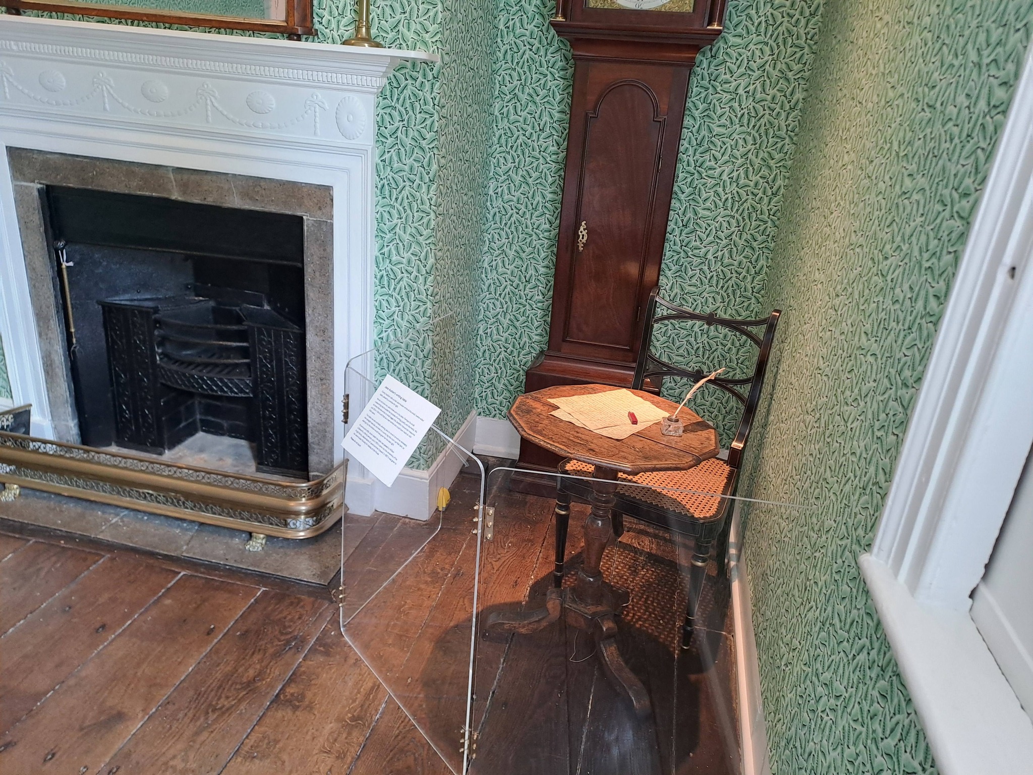 Jane Austen a Büszkeség és balítéleten is dolgozott ennél az asztalnál.