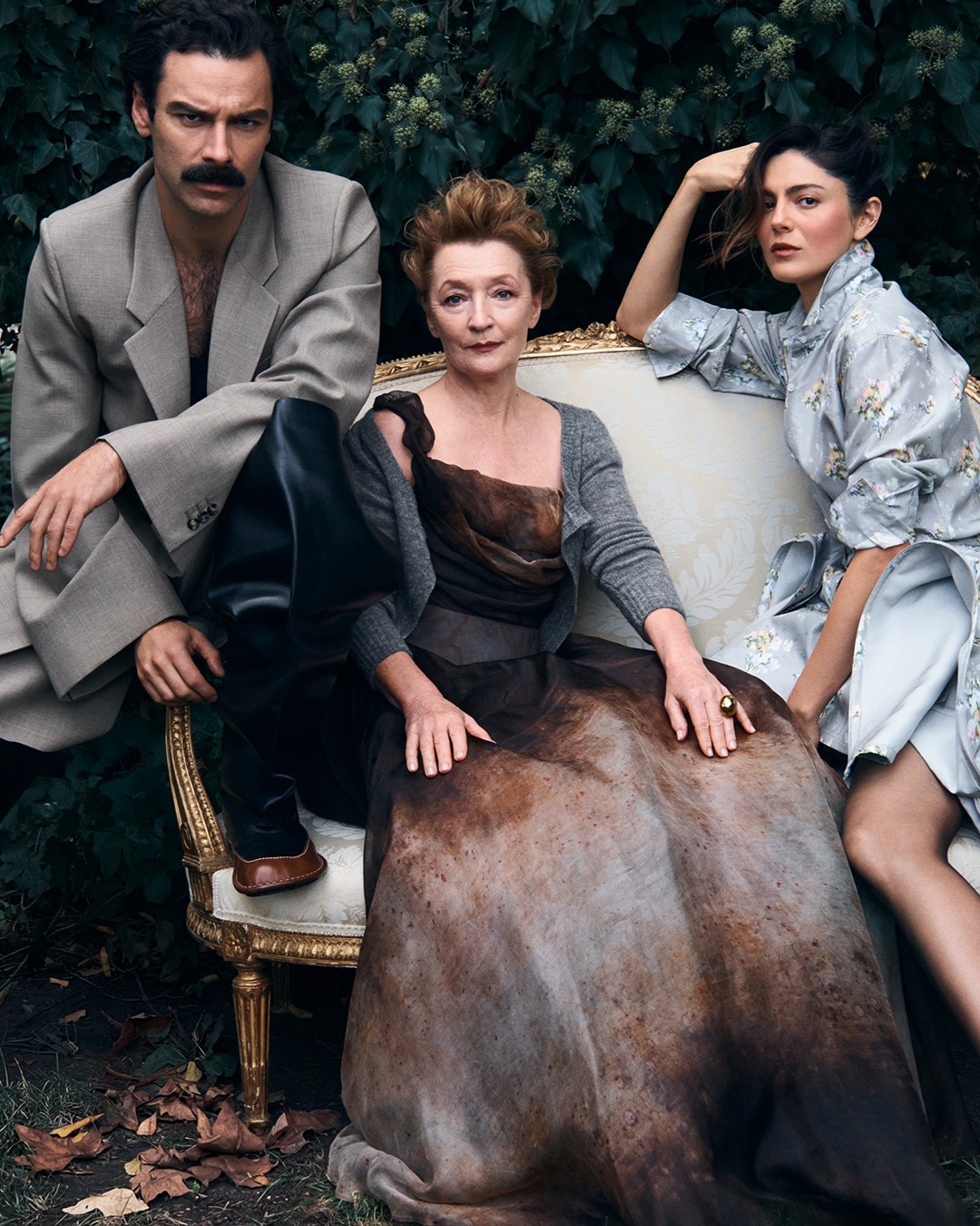 Természetesen Aidan Turner lesz Valmont vikomt, Lesley Manville Merteuil markiné, Monica Barbaro pedig Tourvelné