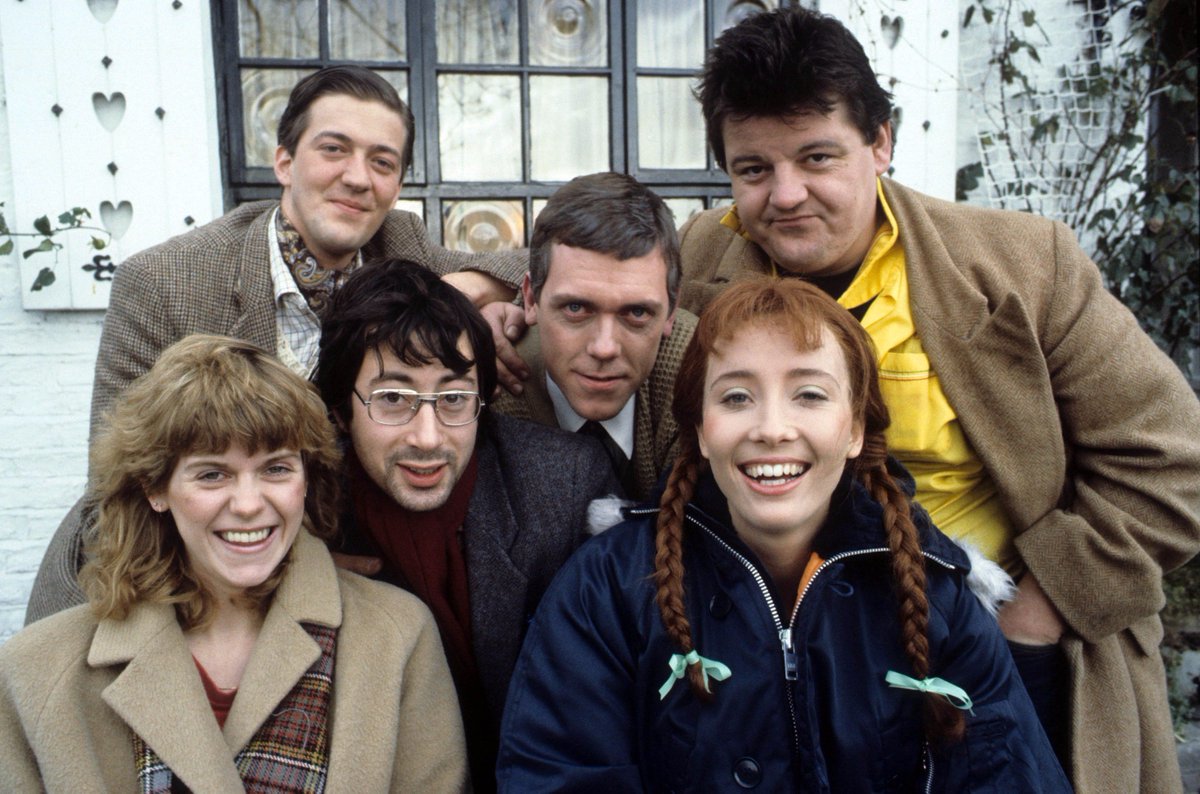 Ben Elton, Hugh Laurie, Stephen Fry, Robbie Coltrane (bizony, Hagrid a Harry Potterből), Siobhan Redmond és Emma Thompson, az Alfresco társulata - Az Alfescót megelőzte a There‘s Nothing to Worry About! című műsor (1982), de azt tulajdonképpen az Alfresco bevezetésének tekinthetjük. Ezért mondtam, hogy az Alfresco Stephen Fry és Hugh Laurie első tévés együttműködése. 