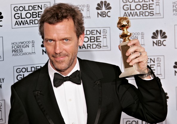 Hugh Laurie karrierje során rengeteg díjat kapott már, az angol királynő pedig kétszer is kitüntette. A képen egy Golden Globe-díjat emel a magasba. Doktor House megformálásáért többet is kapott. 