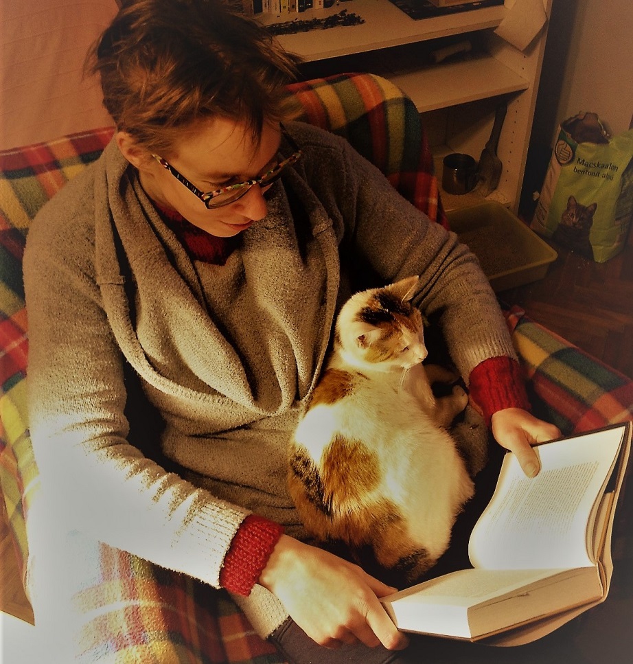 Ez a kép nemrég készült: Zazie-val éppen Ljudmila Ulickaja Odaadó hívetek, Surik c. regényét olvassuk.