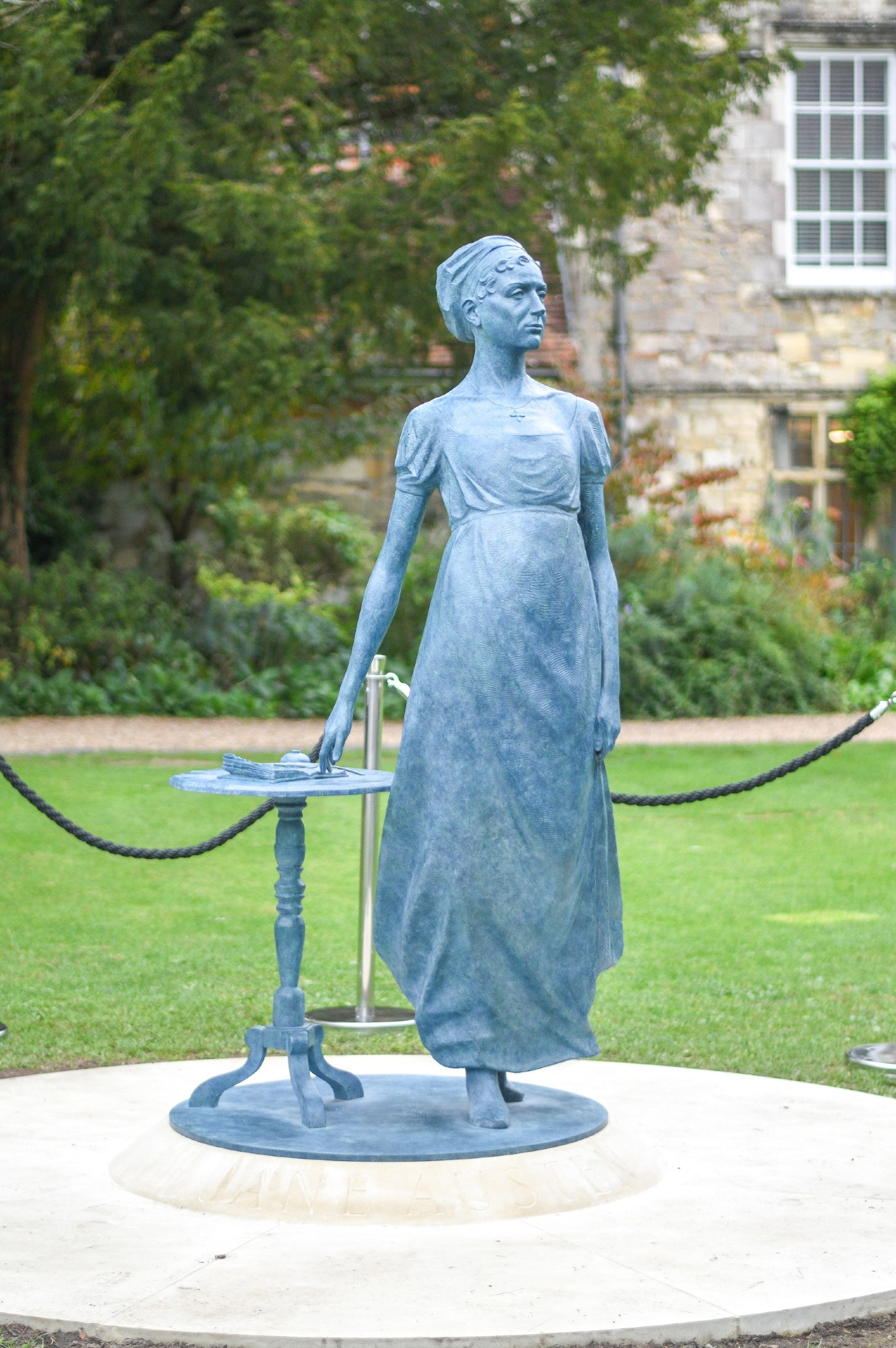 Jane Austen szobra a winchesteri székesegyház parkjában.