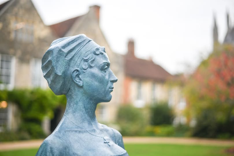 Az alkotást idén októberben leplezték le. A szobor Martin Jennings munkája.