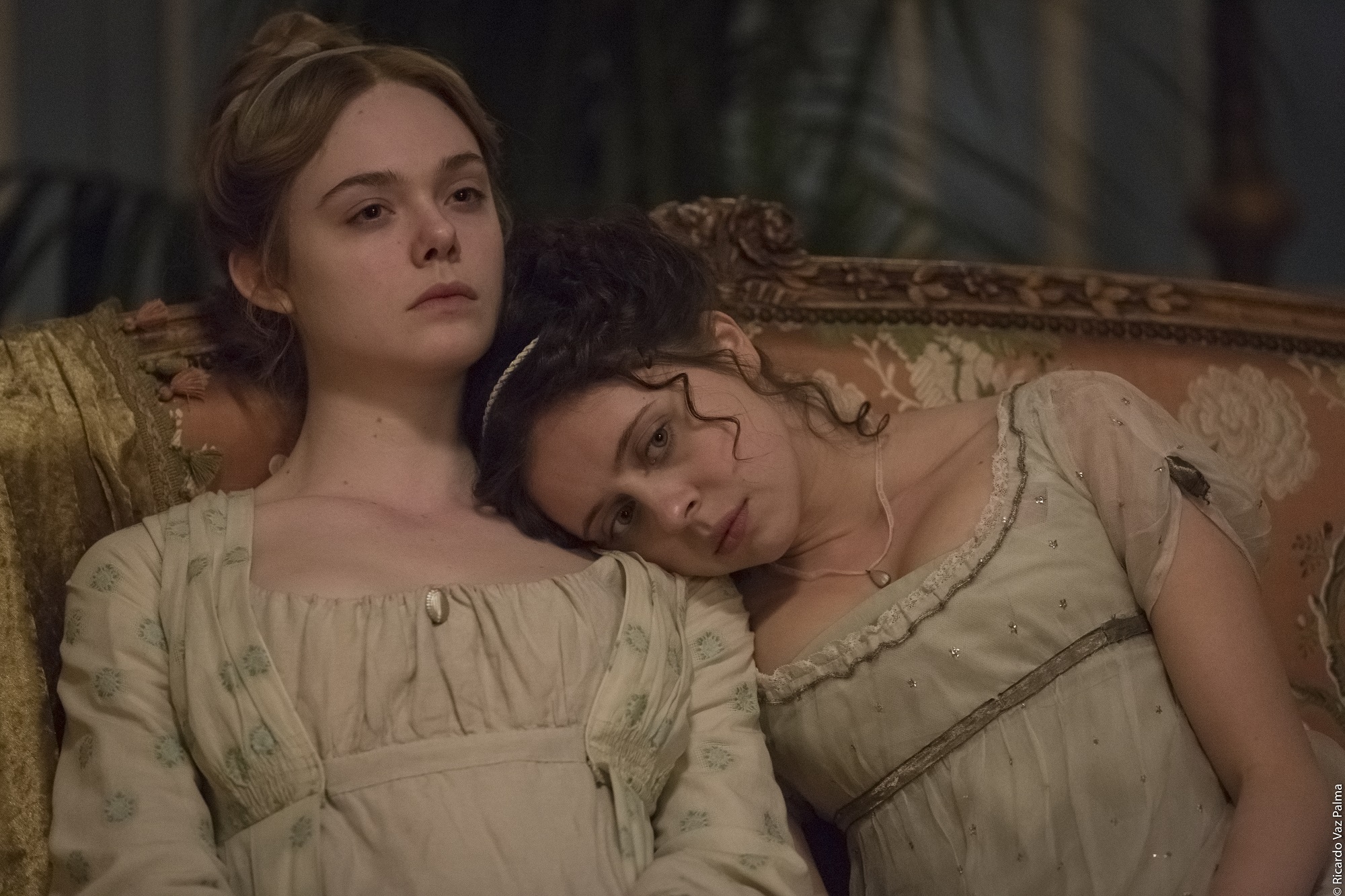 Mary Shelley (Elle Fanning) és Claire Clairmont (Bel Powley) a Mary Shelley c. filmben.