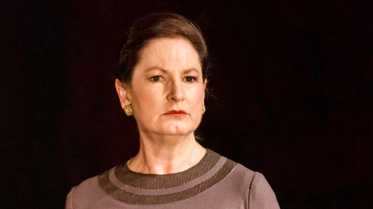 Deborah Findlay is kiváló, de mivel a dráma abszolút lényege maga Coriolanus, ő csak Tom Hiddleston alakításához viszonyítva bontakozhat ki.