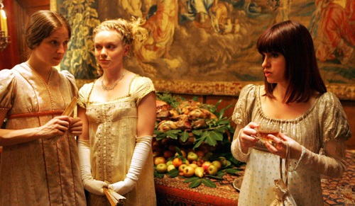Michelle Duncan (Charlotte Lucas), Christina Cole (Miss Bingley) és Jemima Rooper