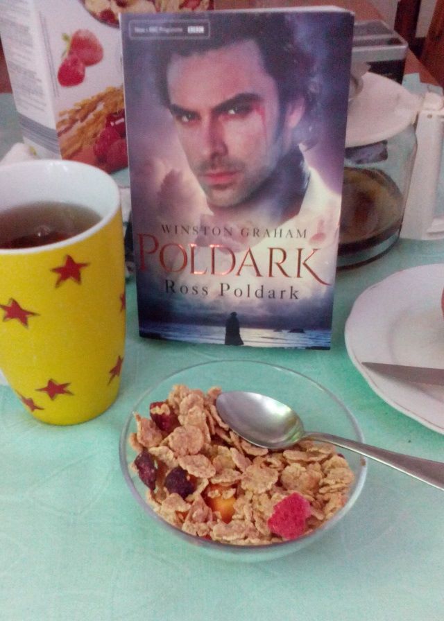 Kezdődik a kaland: Ross Poldark hazatér Cornwallba. A regény hamarosan megjelenik magyarul.